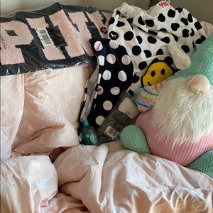 BNWT VS PINK Shower Set